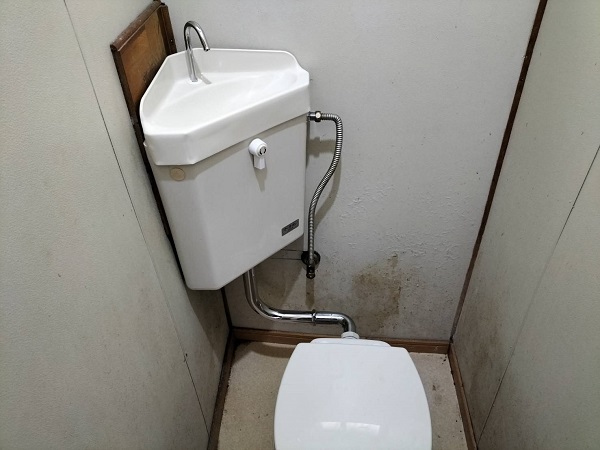 隅付きタンクの古いトイレ。新しいトイレにリフォームする際の注意点とは？名古屋のリフォーム専門店エフォールが解説します！ (5)