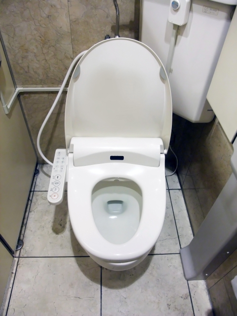 隅付きタンクの古いトイレ。新しいトイレにリフォームする際の注意点とは？名古屋のリフォーム専門店エフォールが解説します！2 (2)