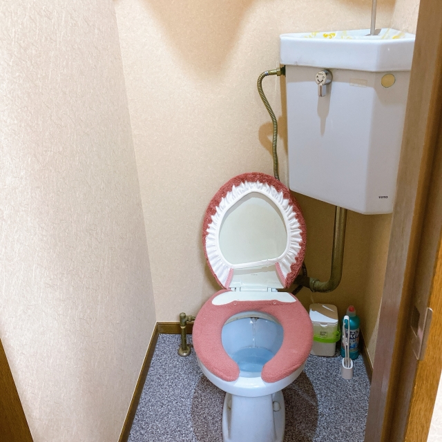 隅付きタンクの古いトイレ。新しいトイレにリフォームする際の注意点とは？名古屋のリフォーム専門店エフォールが解説します！2 (1)