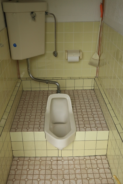 隅付きタンクの古いトイレ。新しいトイレにリフォームする際の注意点とは？名古屋のリフォーム専門店エフォールが解説します！ (3)