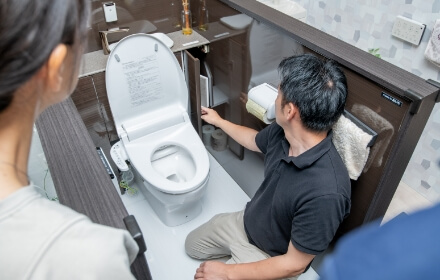 隅付きタンクの古いトイレ。新しいトイレにリフォームする際の注意点とは？名古屋のリフォーム専門店エフォールが解説します！3