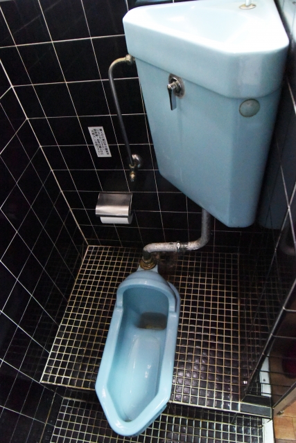 隅付きタンクの古いトイレ。新しいトイレにリフォームする際の注意点とは？名古屋のリフォーム専門店エフォールが解説します！3