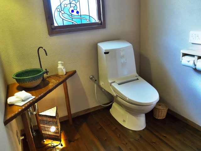 隅付きタンクの古いトイレ。新しいトイレにリフォームする際の注意点とは？名古屋のリフォーム専門店エフォールが解説します！5