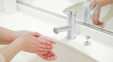 洗面台で手を洗う様子
